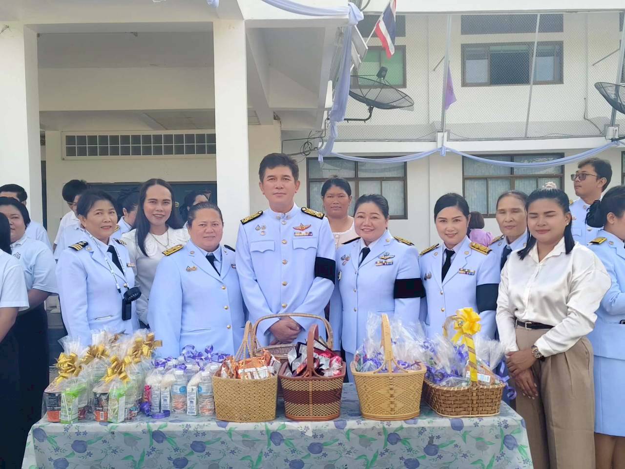 ตักบาตรข้าวสารอาหารแห้งพระสงฆ์ทรงสมณศักดิ์ 10 รูป เนื่องในโอกาส พระราชพิธีมหามงคลเฉลิมพระชนมพรรษา 4 รอบ สมเด็จพระนางเจ้า ฯ พระบรมราชินี ณ ที่ว่าการอำเภอสระโบสถ์
